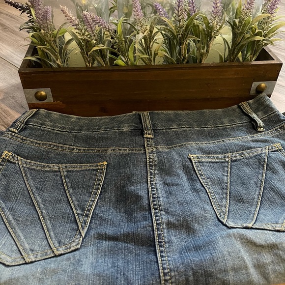Ladies jean skirt - Picture 2 of 2